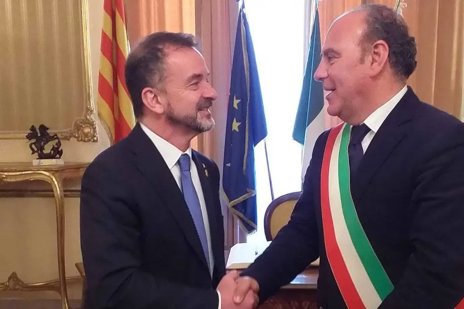 Il ministro Alfred Bosch con il sindaco Mario Bruno (L'Unione Sarda - Fiori)
