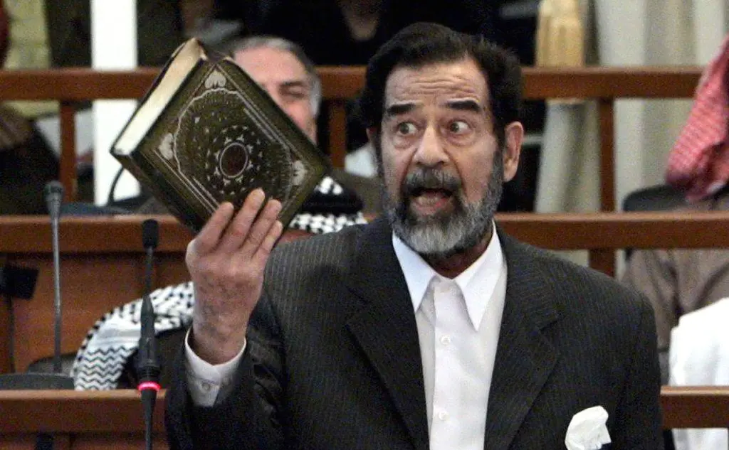 Alla lettura della sentenza, Hussein ha provato ad interromperlo proclamando ad alta voce &quot;Allah Akbar&quot;