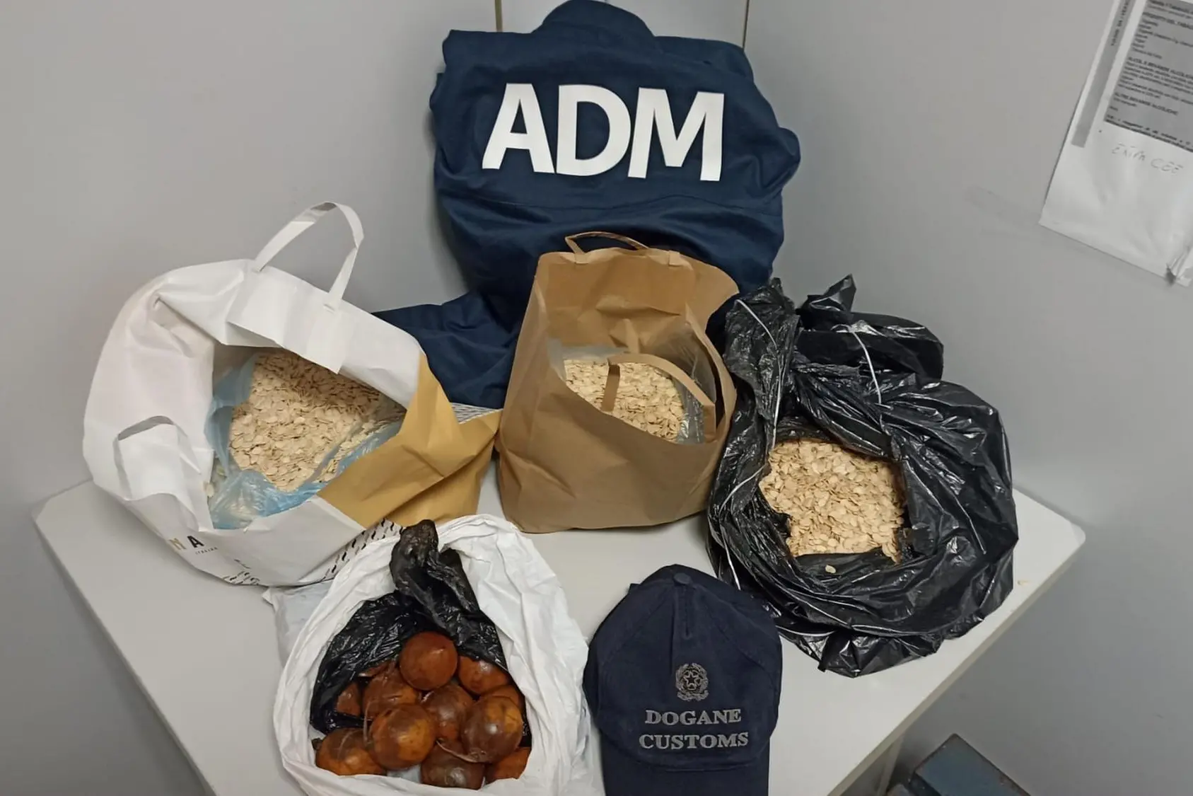 Il materiale sequestrato all'aeroporto di Alghero (foto ufficio stampa ADM)