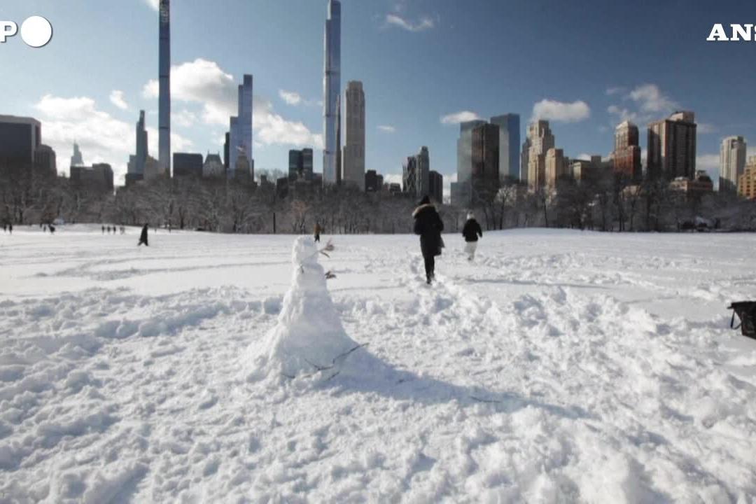 New York, la prima neve dell'anno ricopre Central Park