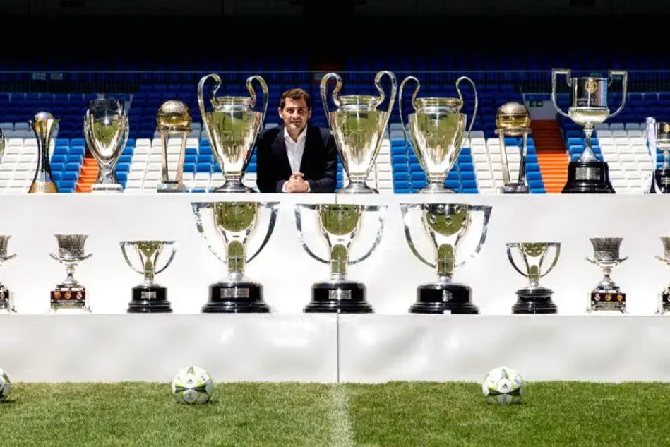 Iker Casillas e i trofei vinti con il Real Madrid (foto Twitter Real Madrid)