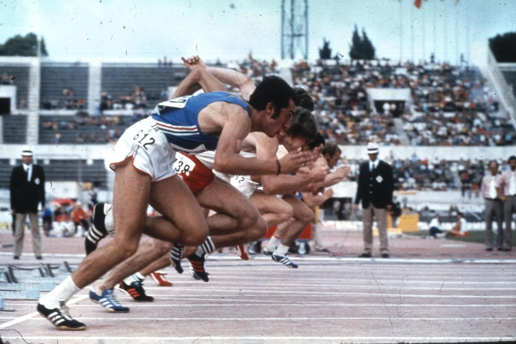 Pietro Mennea in maglia azzurra alla partenza di una gara dei 100 metri (Ansa)