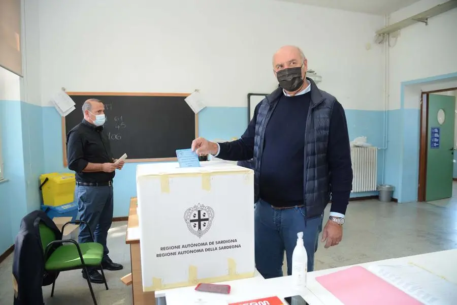 Il candidato Sindaco Augusto Navone nel seggio elettorale. (Foto Antonio Satta).