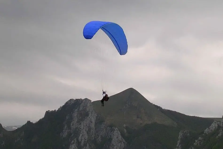 Un lancio col parapendio