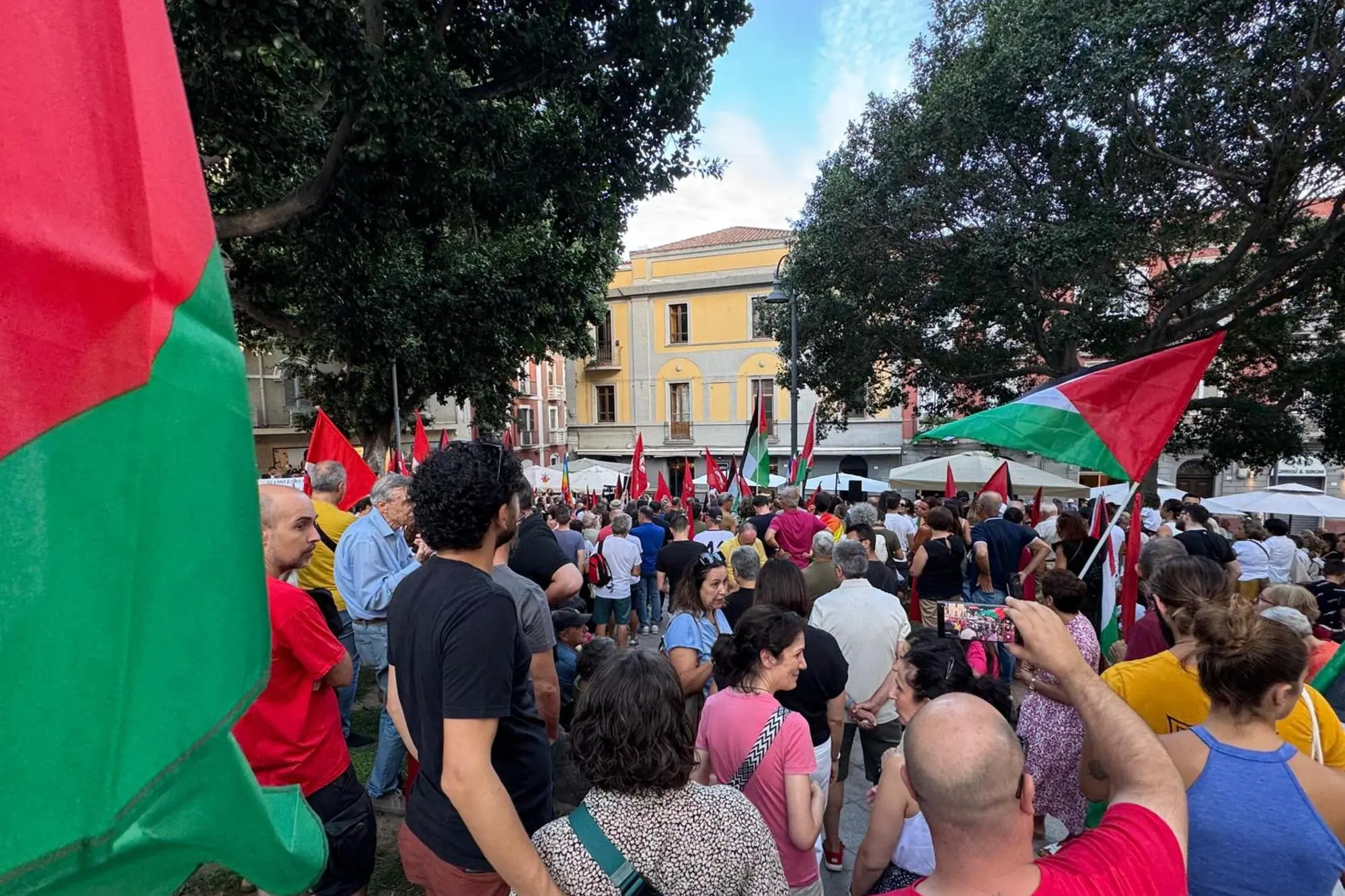Centinaia di persone davanti al Bastione di Saint-Remy a Cagliari per dire "Fermiamo la barbarie" a Gaza (Ansa)