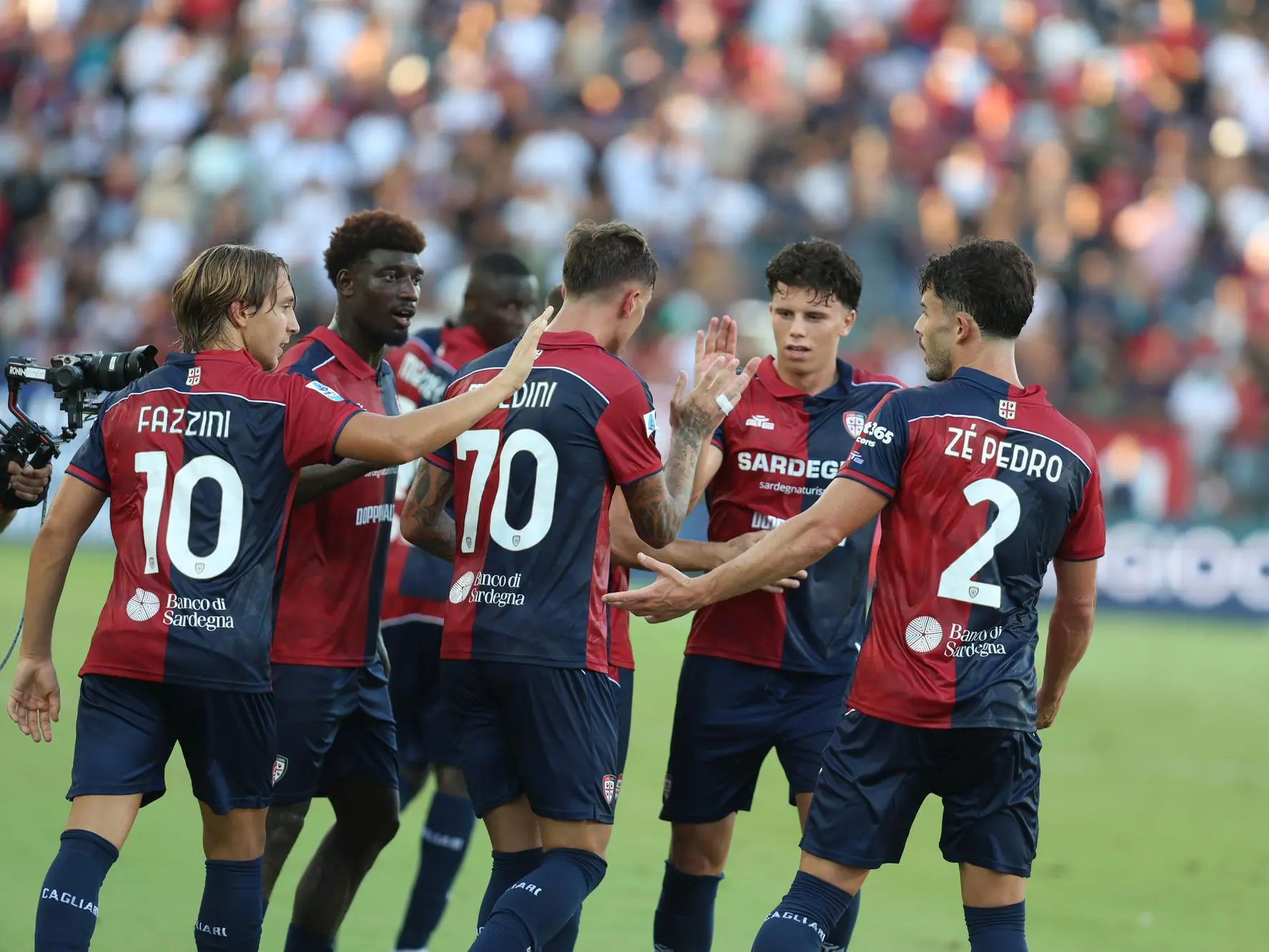 Daniel Maldini esulta con Alessandro Romano per il gol che ha deciso Cagliari-Lecce (foto Fabio Murru)