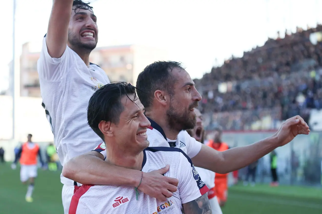Gianluca Lapadula festeggia con i compagni il gol del 2-0 (Ansa)