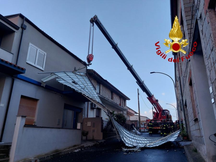 Paulilatino, il forte vento rimuove copertura in lamiera da un’abitazione: l’intervento dei vigili del fuoco