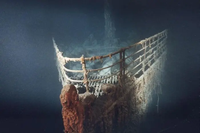 Il relitto del Titanic, il transatlantico affondato nella notte tra il 14 ed 15 aprile del 1912. Durante il suo viaggio inaugurale (da Southampton a New York, via Cherbourg e Queenstown), entrò in collisione con un iceberg alle 23:40 (ora della nave) di domenica 14 aprile 1912. L'impatto provocò l'apertura di alcune falle lungo la fiancata destra del transatlantico, che affondò 2 ore e 40 minuti più tardi (alle 2:20 del 15 aprile) spezzandosi in due tronconi. Nel naufragio persero la vita 1523 dei 2223 passeggeri imbarcati compresi gli 800 uomini dell'equipaggio. ARCHIVIO ANSA