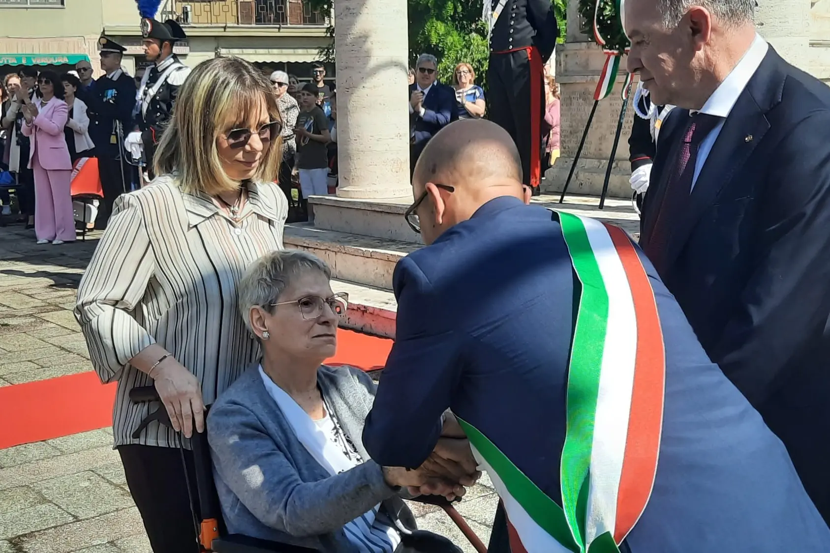 La consegna della medaglia alla mamma di Vincenzo Curtale (Foto Pinna)