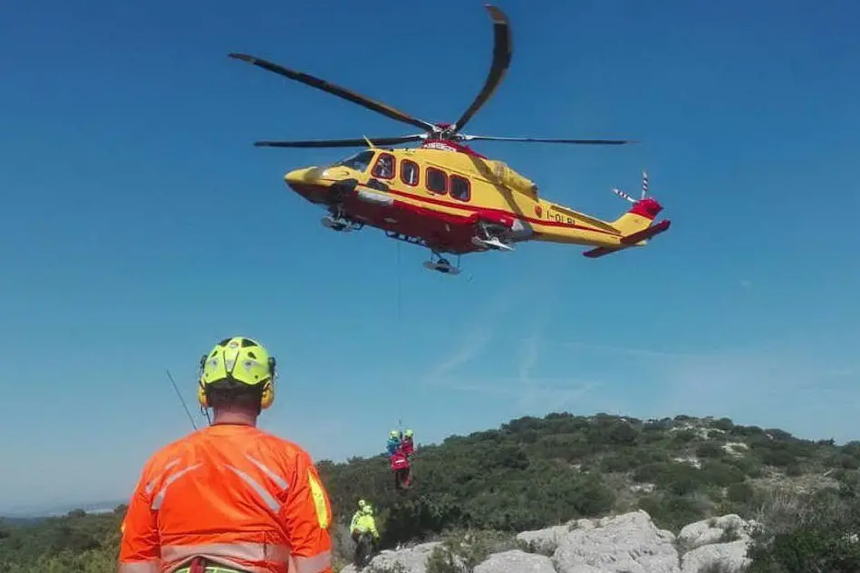 Uno degli elicotteri in servizio in Sardegna