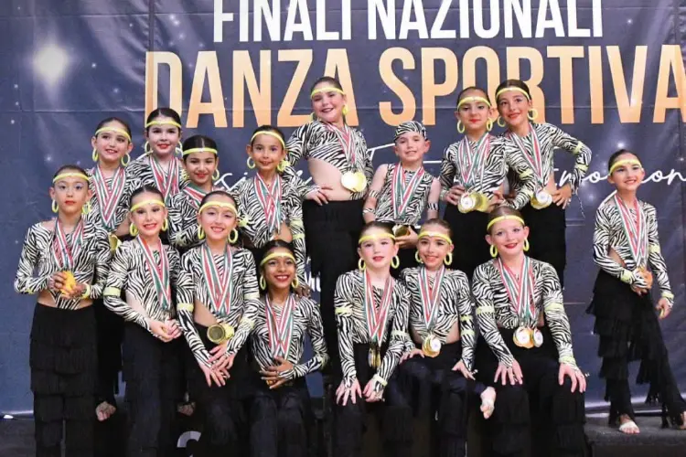 Il gruppo della Dance Academy di Porto Torres (foto concessa)