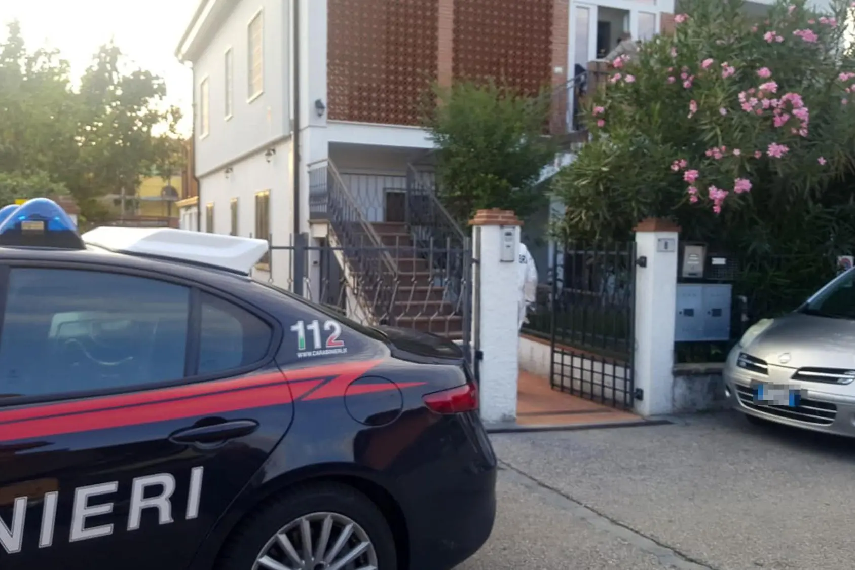 Ha sparato al figlio un colpo in testa e poi si è suicidata. E' questa l'ipotesi della procura di Verona che sta indagando sulla sparatoria avvenuta ieri in una villetta di Lavagno, in provincia di Verona, in cui è morta la 58enne Alessandra Spiazzi è rimasto ferito il figlio 15enne, "Al momento - spiega il procuratore Raffaele Tito - l'ipotesi indiziaria più accreditata è quella del tentato omicidio del ragazzo compiuto dalla madre che poi si è suicidata, la donna da tempo aveva problemi sanitari". Il ragazzo è ancora in gravissime condizioni. Nessuno è stato iscritto nel registro indagati e il padre è stato sentito come testimone" ANSA/GIORGIO MARCHIORI