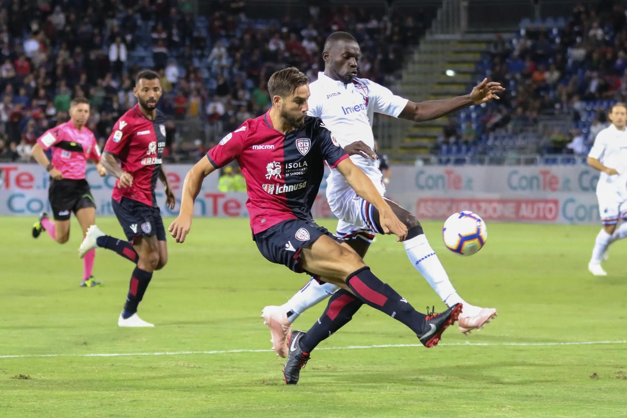 Cagliari's Leonardo Pavoletti (L) and Sampdoria's Omar Colley (R) in action during the Italian Serie A soccer match Cagliari Calcio VS UC Sampdoria at Sardegna Arena Stadium in Cagliari , Italy, 26 September 2018. ANSA/FABIO MURRU