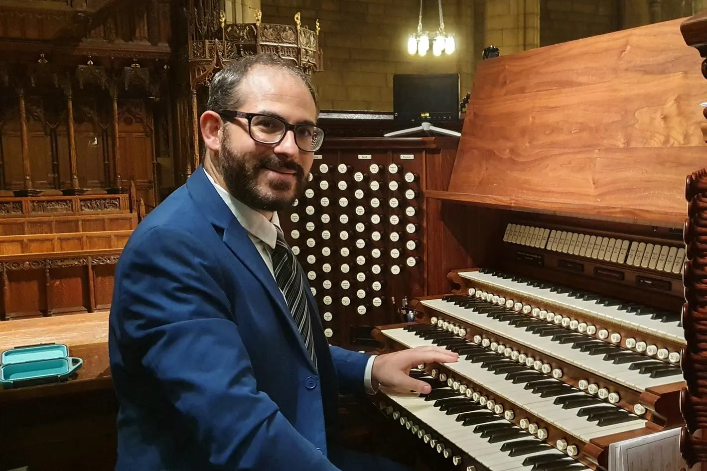 Giovanni Solinas alla consolle dell'organo di St. Thomas Church a Manhattan (foto concessa)