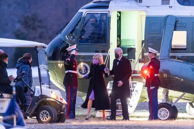 Il presidente Biden e la first lady Jill (Ansa-Epa)