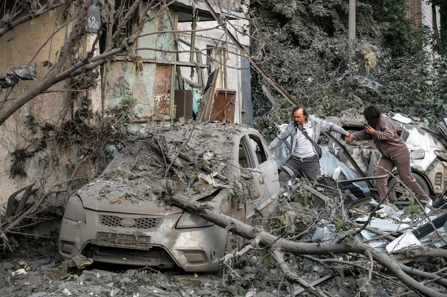 Drone ucraino contro un autobus russo: morti e feriti