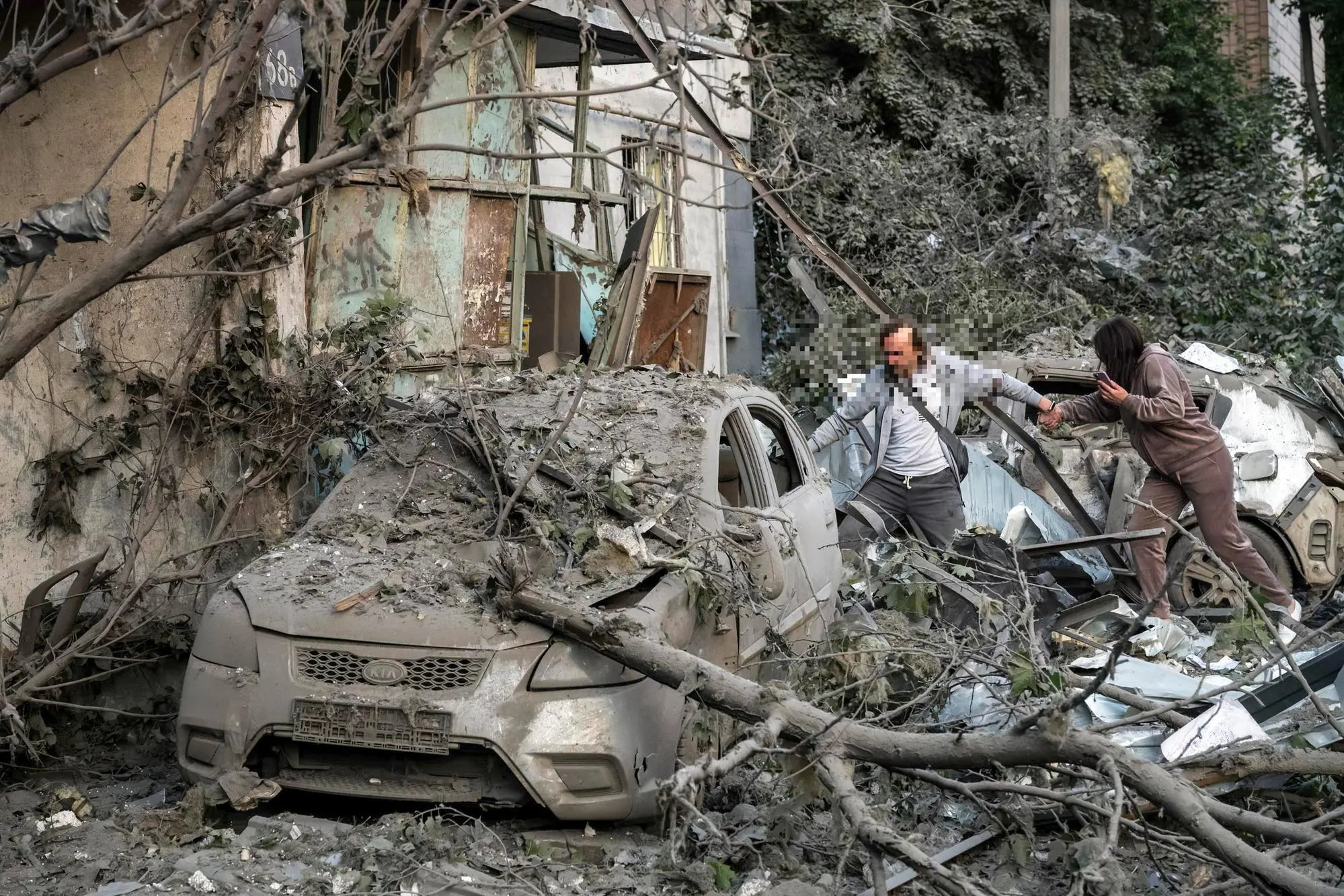 Danni a Kiev dopo un raid russo (Ansa-Epa)