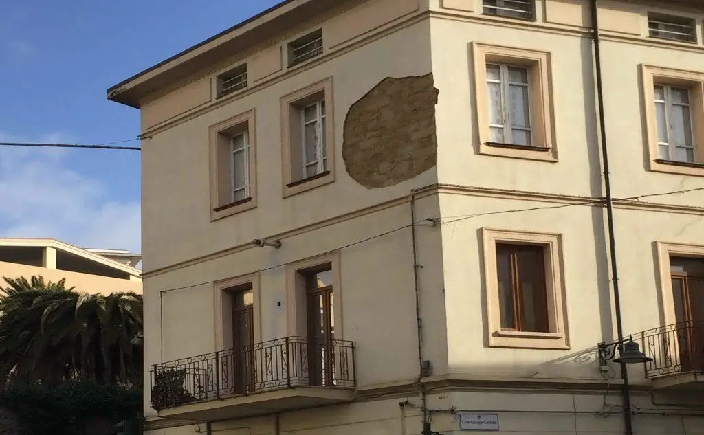 Il palazzo dal quale si è staccata un parte di intonaco