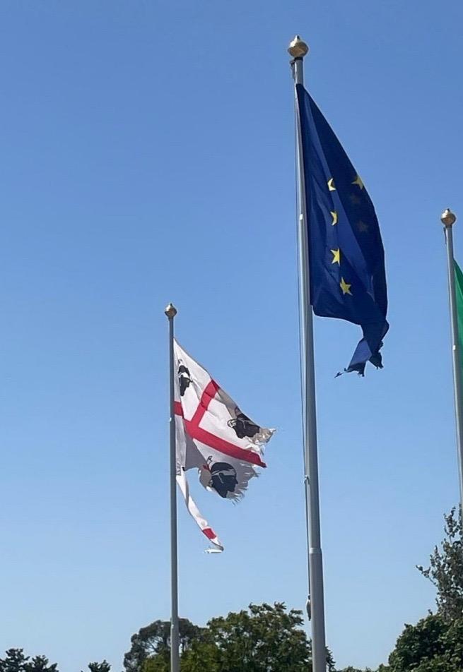 «Bandiere strappate e vessilli rimossi»: l’ex sindaco di Soleminis all’attacco della nuova amministrazione