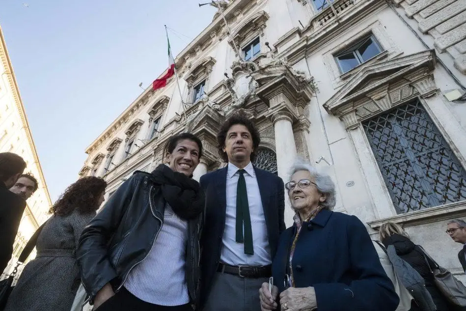 Il leader radicale Marco Cappato con la compagna di Dj Fabo Valeria Imbrogno e Mina Welby davanti al palazzo della Consulta (Ansa)