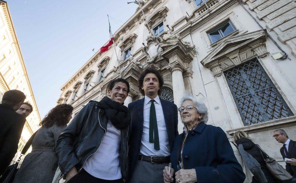 Il leader radicale Marco Cappato con la compagna di Dj Fabo Valeria Imbrogno e Mina Welby davanti al palazzo della Consulta (Ansa)