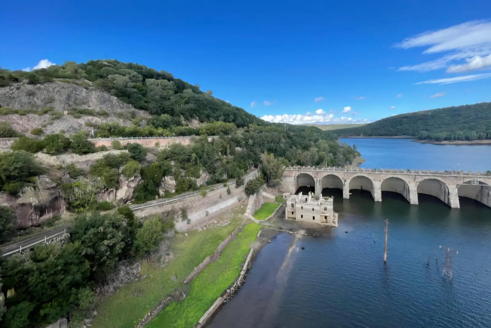 La strada panoramica sul lago Omodeo