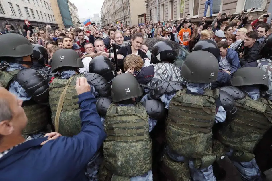 Un'immagine degli scontri tra manifestanti e forze dell'ordine a San Pietroburgo (foto Ansa)