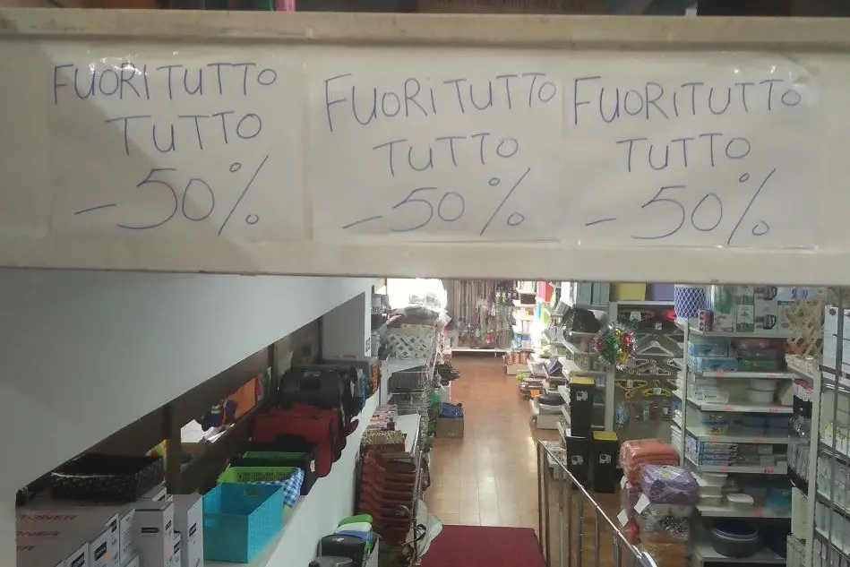 Il negozio cinese a Porto Torres praticamente vuoto, si vende tutto al 50% (foto Tellini)