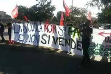 Protesta, a Cagliari, in attesa del ministro