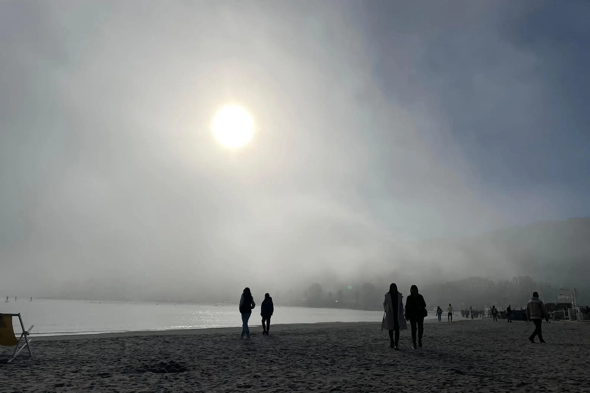 La nebbia al Poetto (Foto concessa)