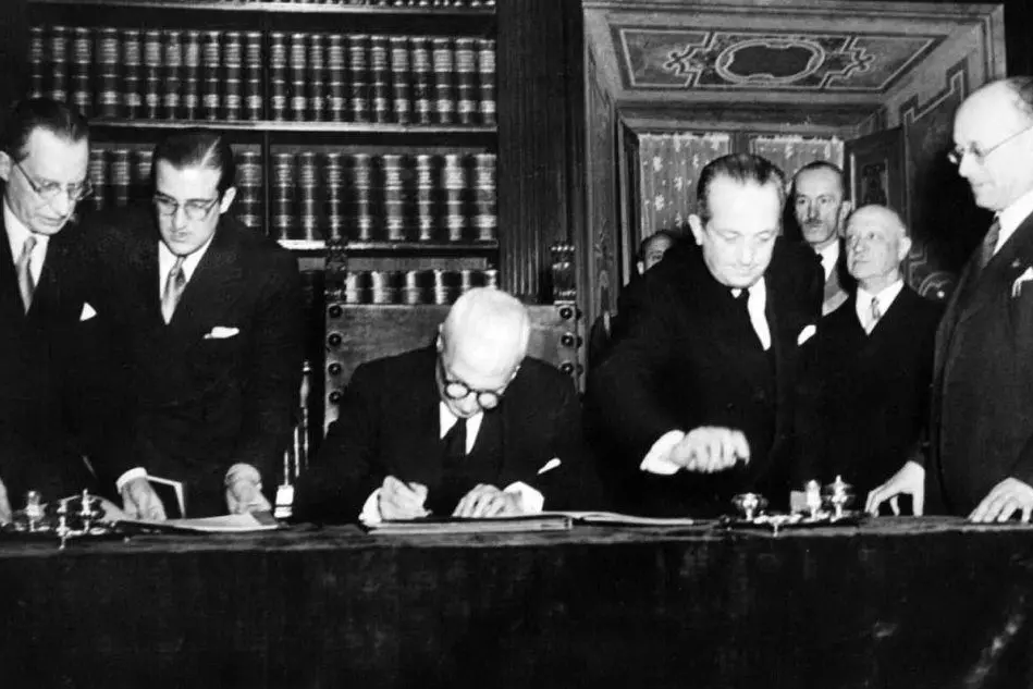 #AccaddeOggi: 25 giugno 1946, si insedia l'Assemblea costituente della Repubblica. La firma di Enrico De Nicola