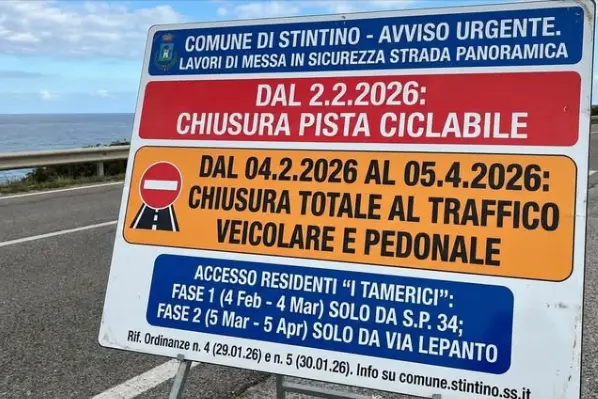 Il cartello stradale di chiusura della strada a Stintino (foto concessa)