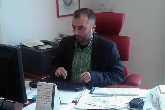 Il sindaco Santucciu nel suo ufficio (Foto Antonio Pintori)