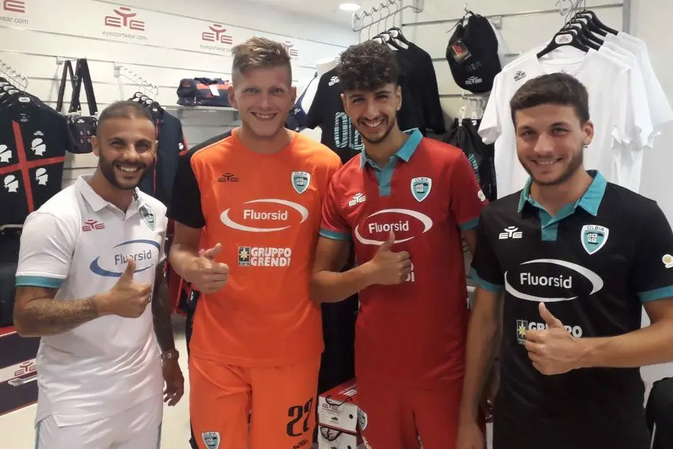 Le nuove maglie dell'Olbia targate Eye (foto L'Unione Sarda - Giagnoni)