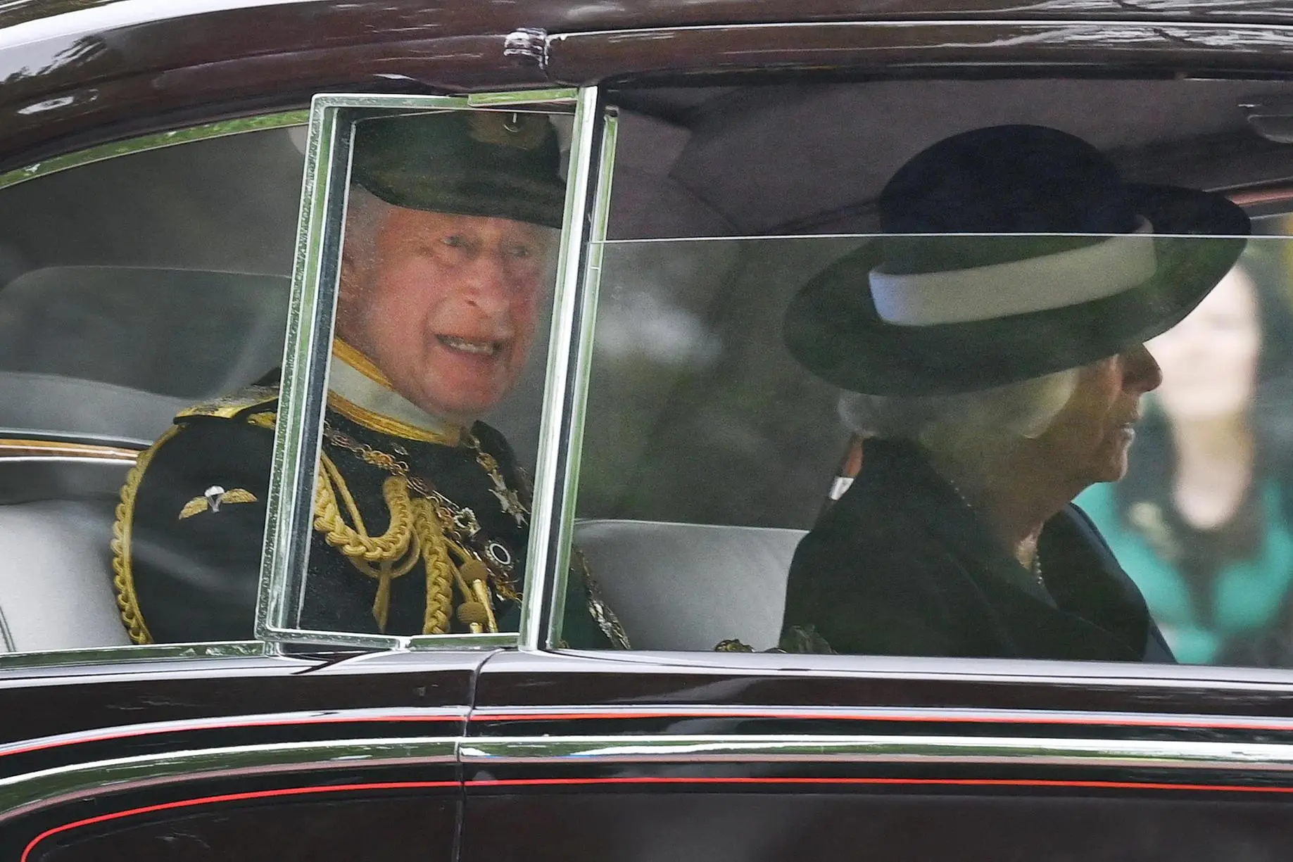 Carlo e Camilla in auto verso Westminster (Ansa-Epa)