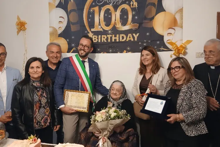 Il sindaco di Uri con la nuova centenaria (foto concessa)
