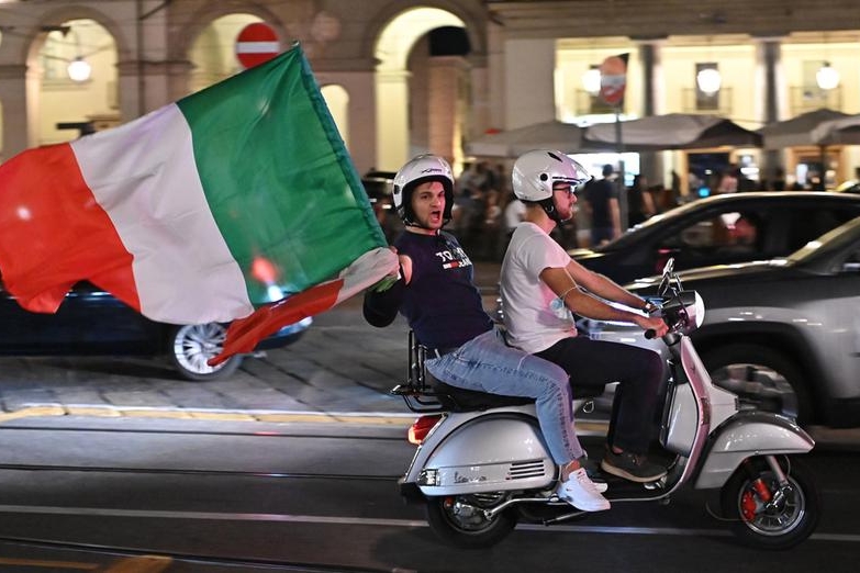 Il Tricolore, la Vespa, la passione per il calcio: tre simboli italiani (Ansa)