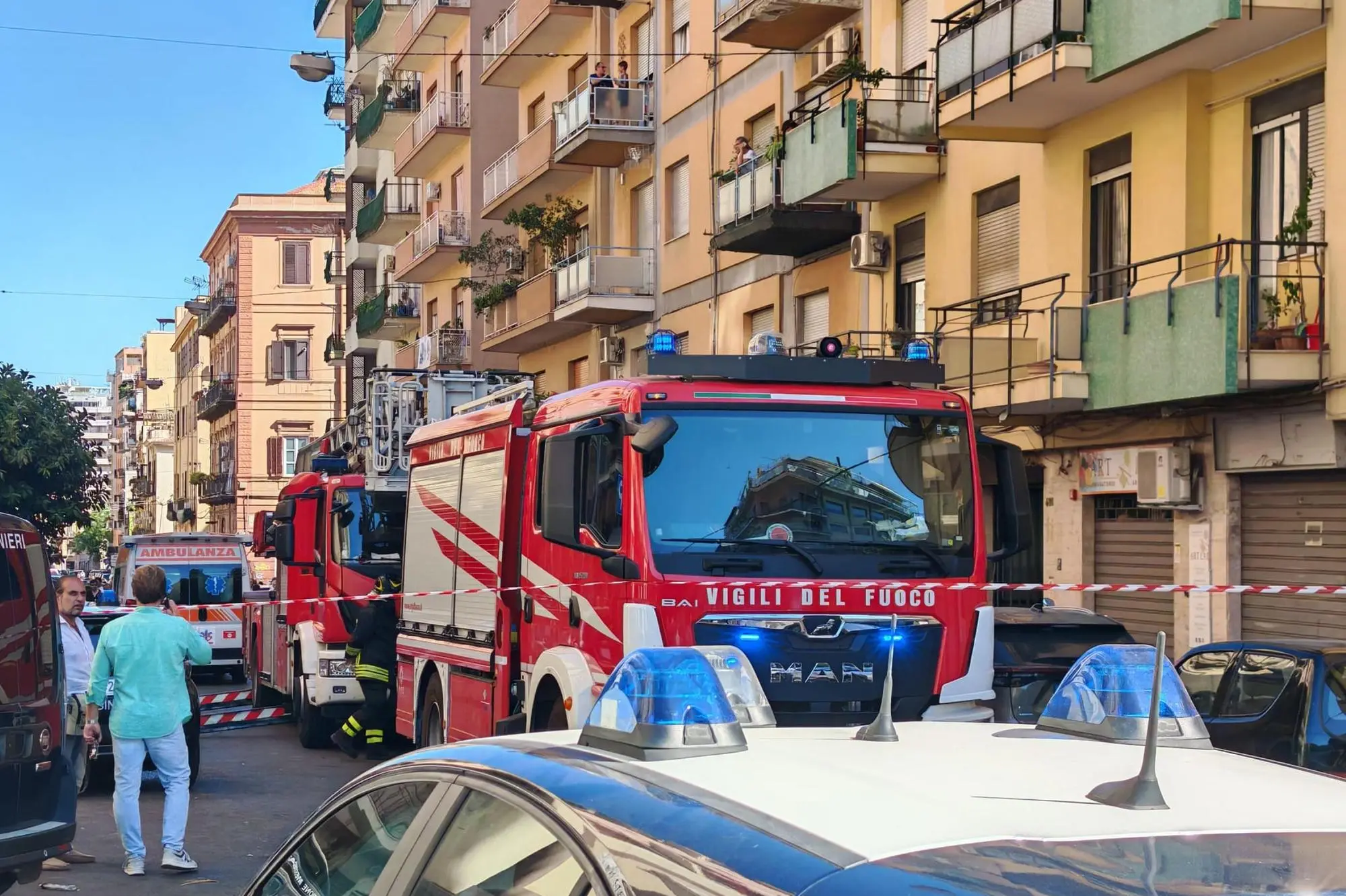 Vigili del Fuoco e Forze dell'ordine mobilitati per l'allarme a Palermo (foto Ansa)