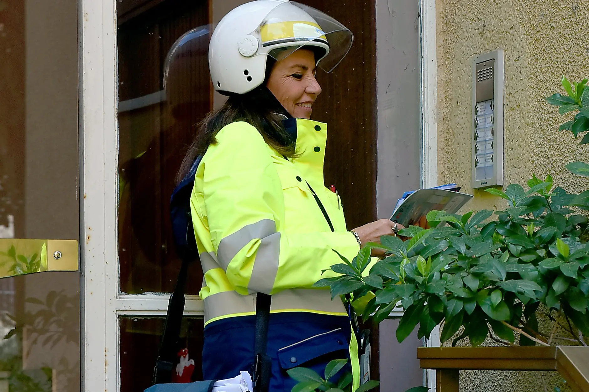 Una consegna a Cagliari (Foto: Poste Italiane)