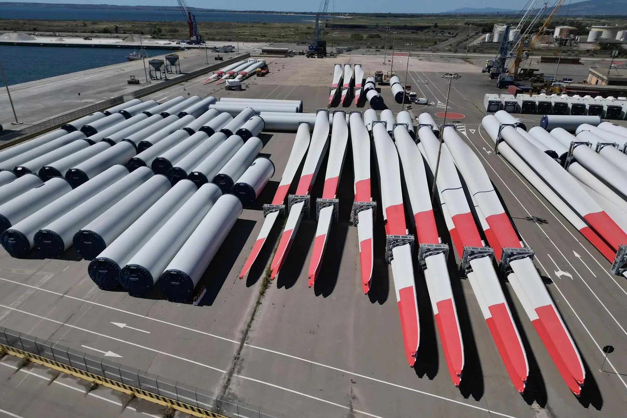 Pale e piloni degli impianti eolici sbarcati nei mesi scorsi nel porto di Oristano (foto L'Unione Sarda)