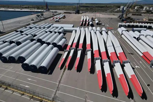 Pale e piloni degli impianti eolici sbarcati nei mesi scorsi nel porto di Oristano (foto L'Unione Sarda)