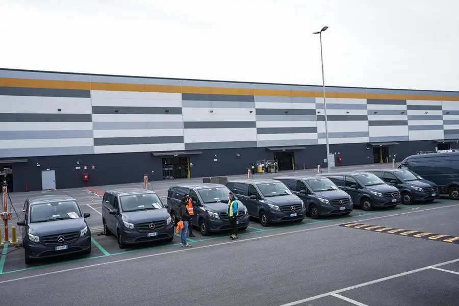 Lavoratori in sciopero a Torino (Ansa)