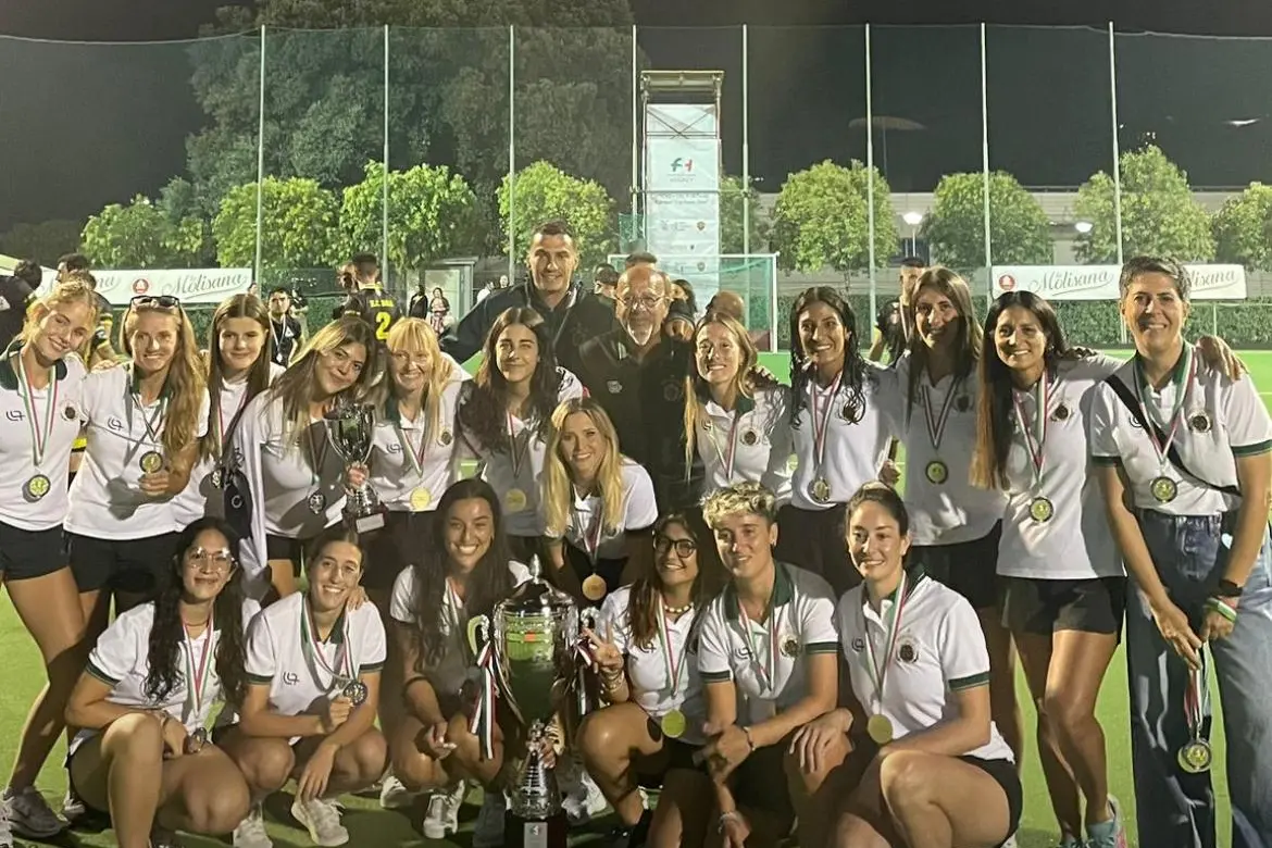 L'Amsicora festeggia dopo la premiazione (Foto concessa dalla S.G. Amsicora)