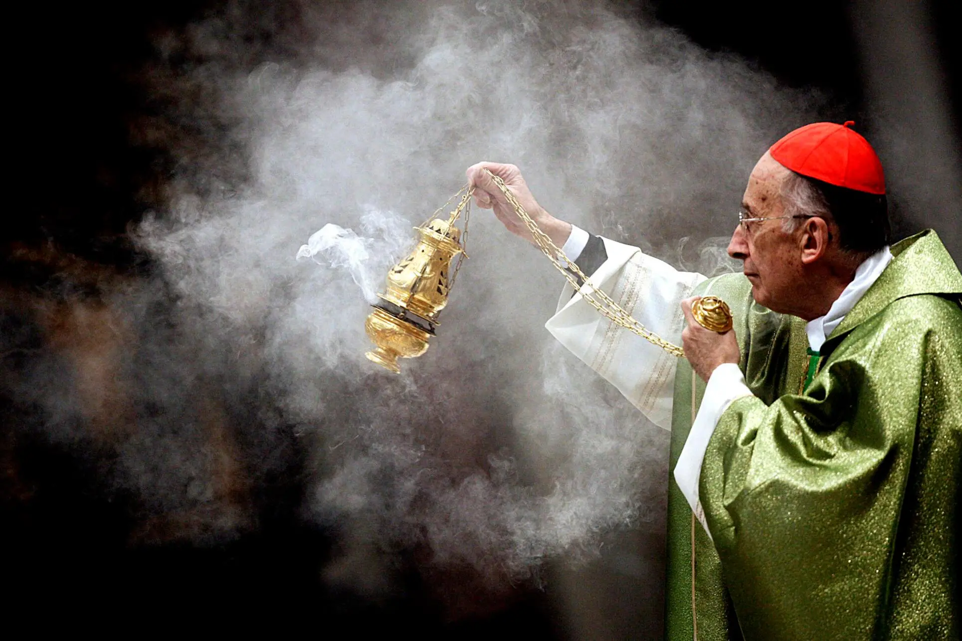 20080621 - ROMA - RUINI: MIO TESTAMENTO, COMBATTETE SFIDE ALLA FEDE - Una immagine d'archivio (febbraio 2006 ) del cardinale vicario Camillo Ruini. Ruini , nel dare oggi il suo addio alla diocesi di Roma dopo esserne stato per oltre 17 anni e mezzo alla guida, ha voluto lasciare un suo ''piccolo testamento'': quello di combattere la grande sfida del ''regno del peccato'' ''che minaccia la fede cristiana nel comportamento e nel pensiero''. ANSA /ARCHIVIO / Danilo Schiavella / ji