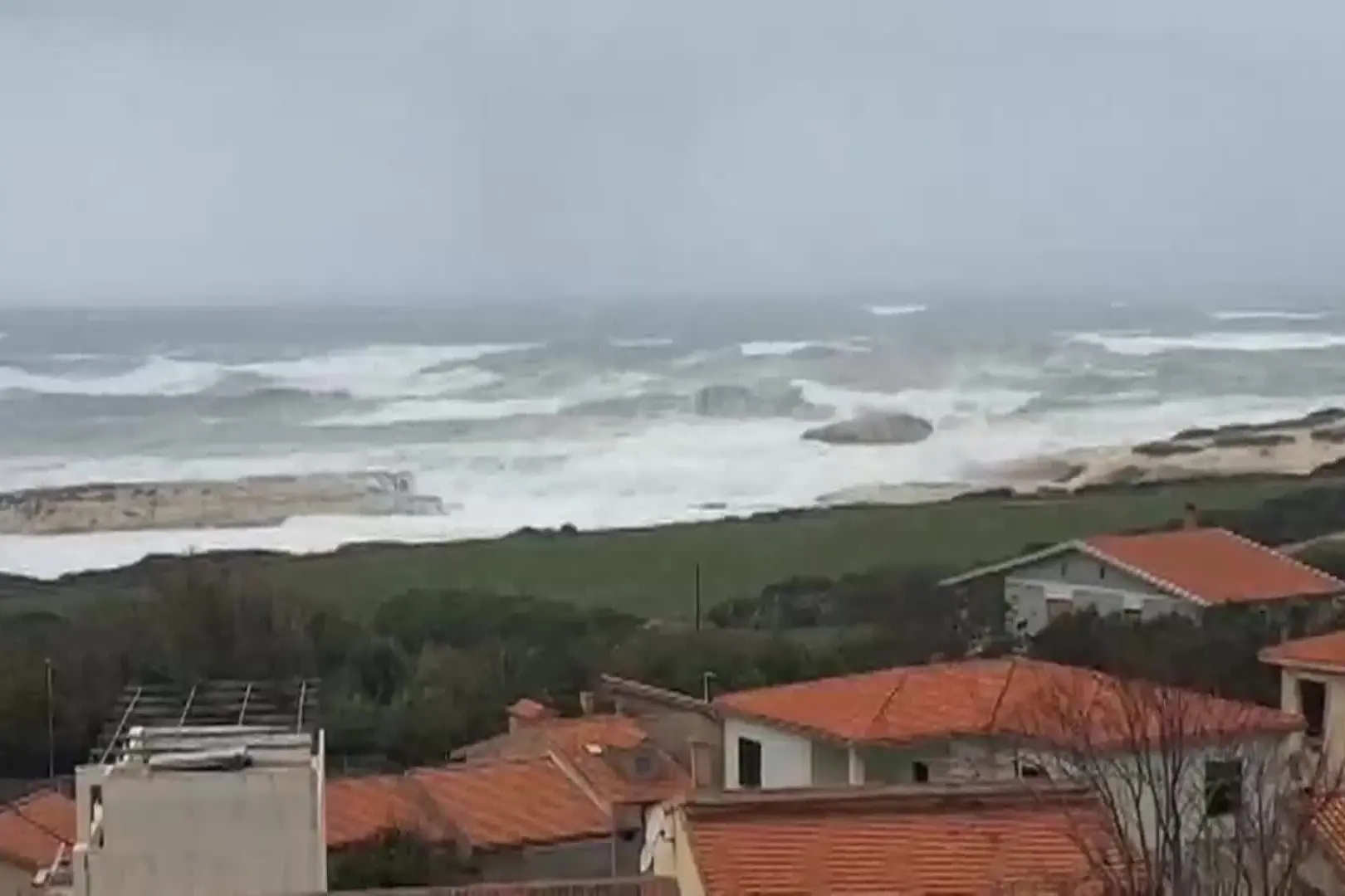 Cuglieri, la mareggiata a S'Archittu: onde altissime, "scompaiono" gli isolotti