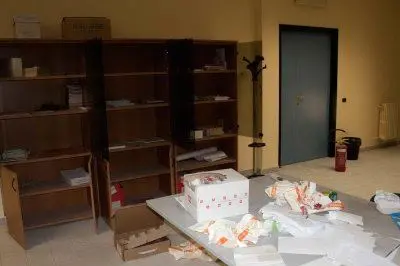 La sala professori messa a soqquadro dai ladri - foto Marras
