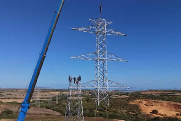 L'intervento sull'eletrodotto Fiume Santo- Porto Torres (foto concessa)