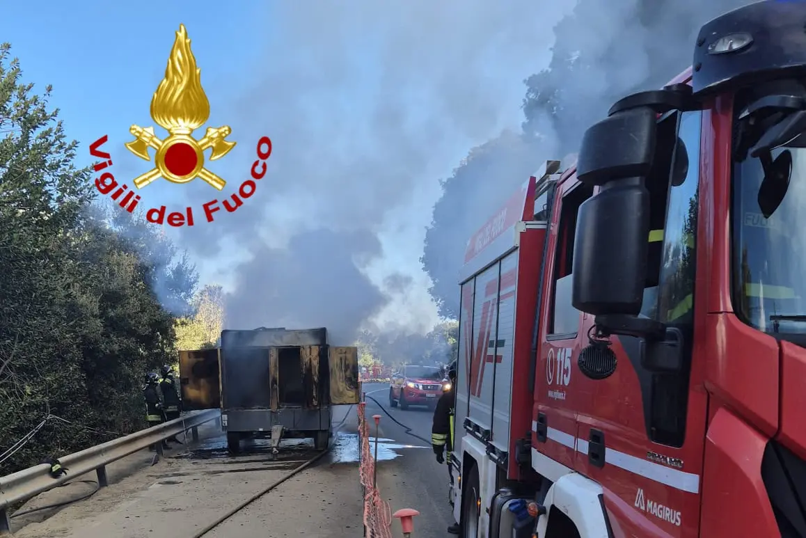 L'incendio (foto Vigili del fuoco)