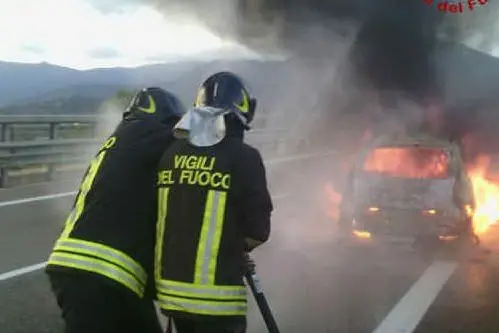 L'auto in fiamme (foto Vigili del Fuoco)